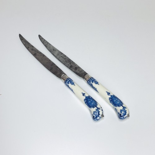 Deux couteaux à décor d'armoiries - Saint-cloud début du XVIIIe siècle - Bils Céramiques