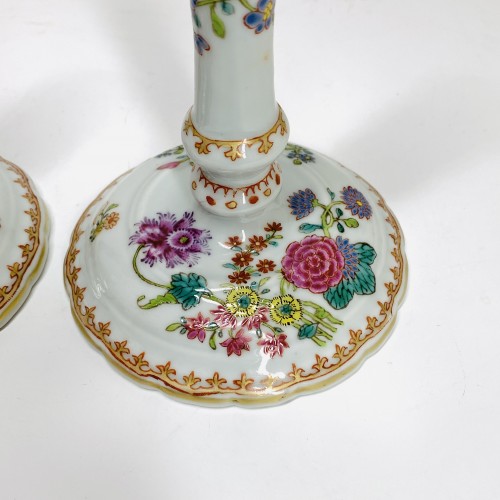 Céramiques, Porcelaines  - Paire de bougeoirs de la compagnie des Indes d'époque Qianlong (1735-1796)