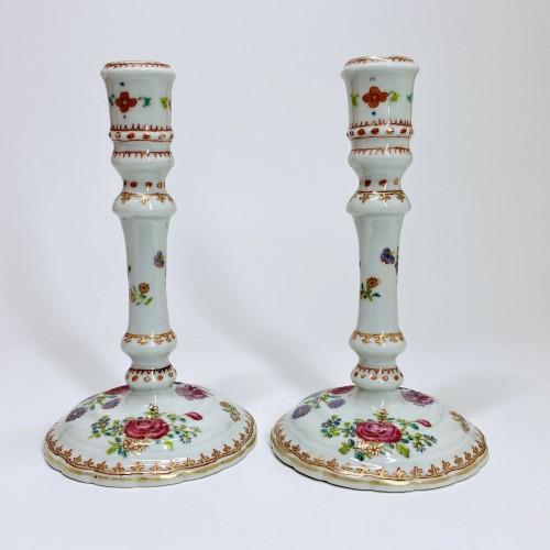 Louis XV - 74 / 5000 Résultats de traduction Pair of East India Company candlesticks, 