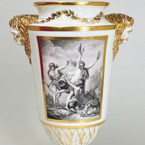 XVIIIe siècle - Paire de vases en porcelaine de Lille à décor en grisaille - XVIIIe siècle