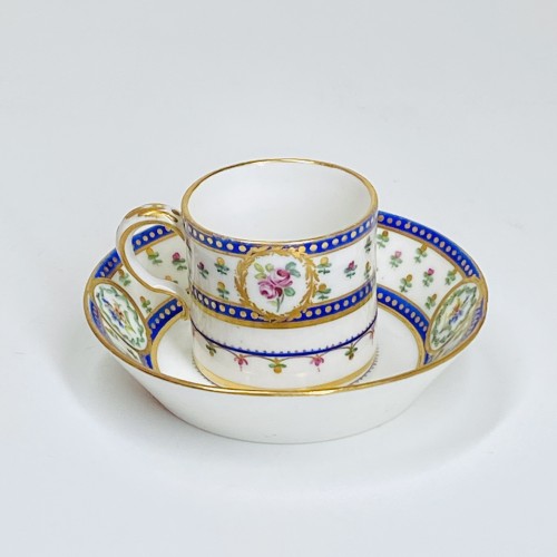 Tasse mignonnette en porcelaine tendre de Sèvres - XVIIIe siècle - Céramiques, Porcelaines Style Louis XVI