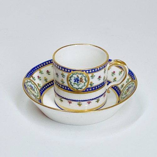 Céramiques, Porcelaines  - Tasse mignonnette en porcelaine tendre de Sèvres - XVIIIe siècle