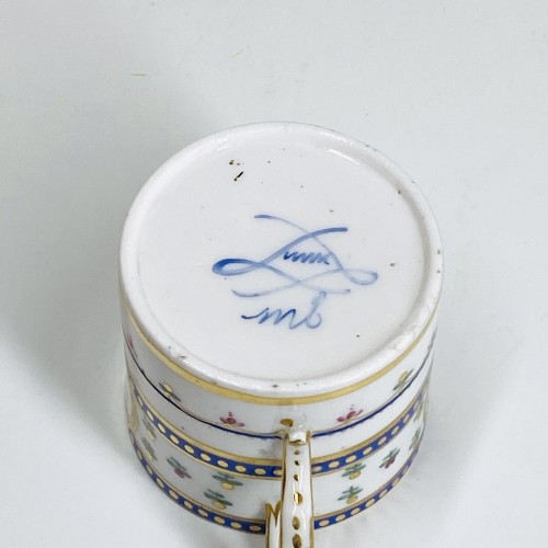 XVIIIe siècle - Tasse mignonnette en porcelaine tendre de Sèvres - XVIIIe siècle