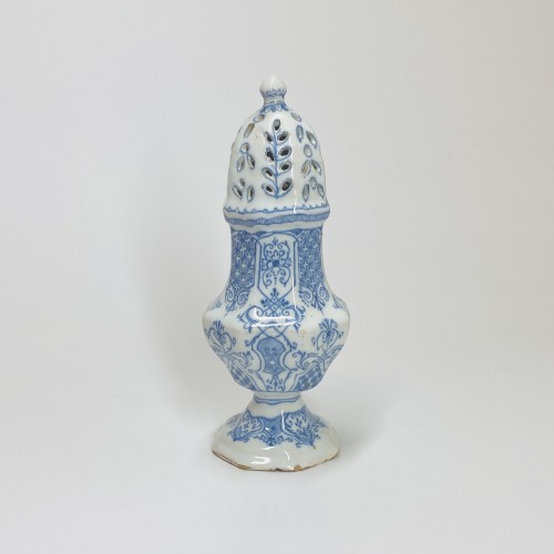 Saupoudreuse du XVIIIe siècle en faïence de Montpellier à décor de lambrequins - Céramiques, Porcelaines Style Louis XV