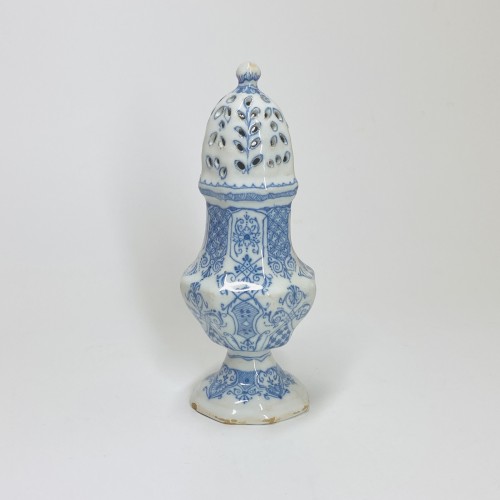 Céramiques, Porcelaines  - Saupoudreuse du XVIIIe siècle en faïence de Montpellier à décor de lambrequins