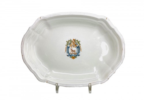 18th century emblazoned dish in Moustiers earthenware - Atelier d&#039;Olérys