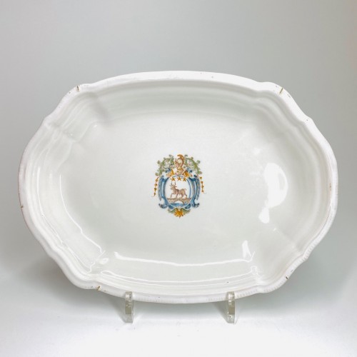 18th century emblazoned dish in Moustiers earthenware - Atelier d&#039;Olérys - 