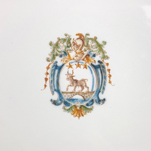 18th century - 18th century emblazoned dish in Moustiers earthenware - Atelier d&#039;Olérys