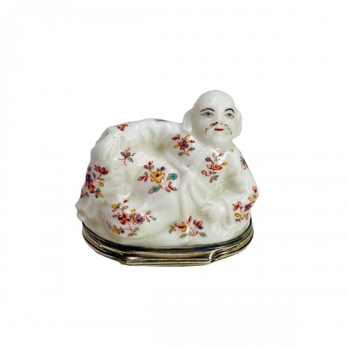 Tabatière figurant un Chinois allongé - Porcelaine de Saint-Cloud XVIIIe siècle