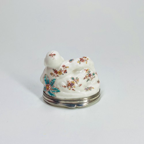 Snuffbox depicting a reclining Chinese - Saint-Cloud  188th century - Porcelain & Faience Style Louis XV