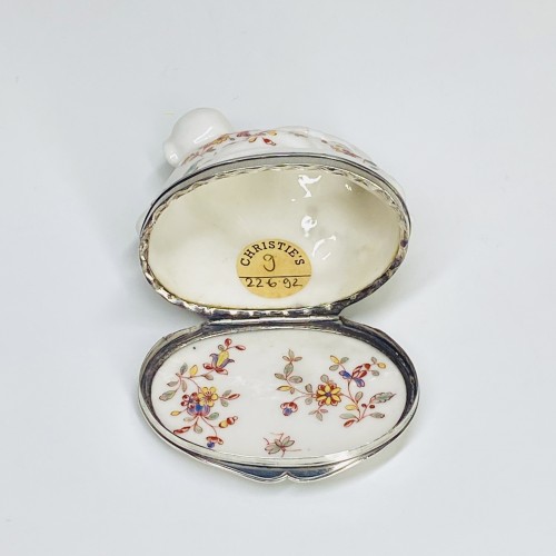 Céramiques, Porcelaines  - Tabatière figurant un Chinois allongé - Porcelaine de Saint-Cloud XVIIIe siècle