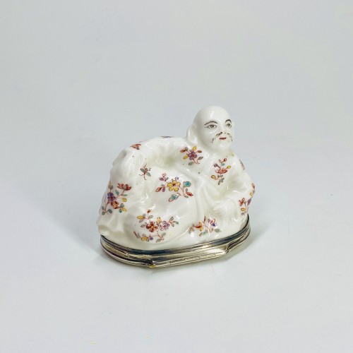 XVIIIe siècle - Tabatière figurant un Chinois allongé - Porcelaine de Saint-Cloud XVIIIe siècle