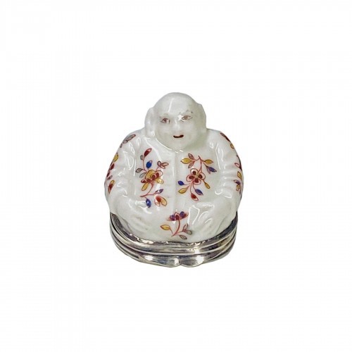 Covered box depicting a Buddha - Saint-Cloud Soft porcelain 18th century