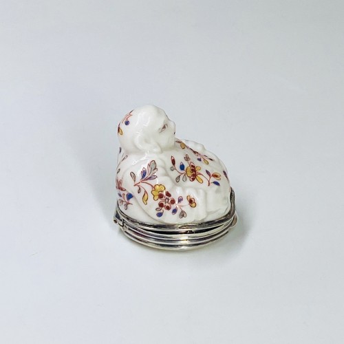 Covered box depicting a Buddha - Saint-Cloud Soft porcelain 18th century - Porcelain & Faience Style Louis XV