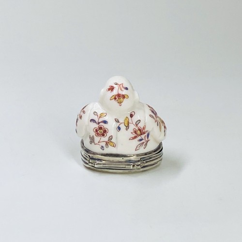 Porcelain & Faience  - Covered box depicting a Buddha - Saint-Cloud Soft porcelain 18th century