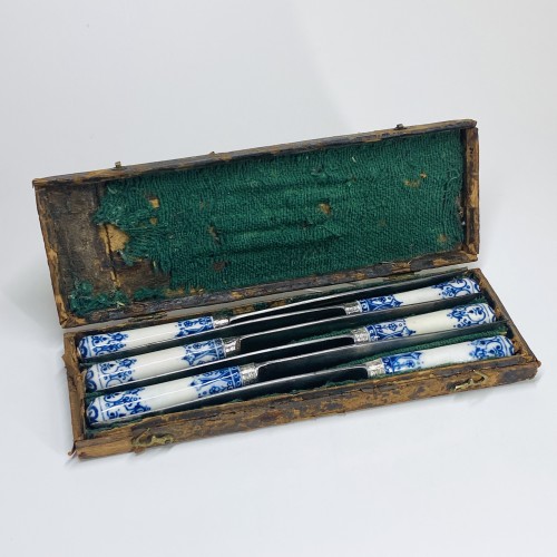 Box of six Saint-Cloud porcelain knives - eighteenth century - Porcelain & Faience Style French Regence