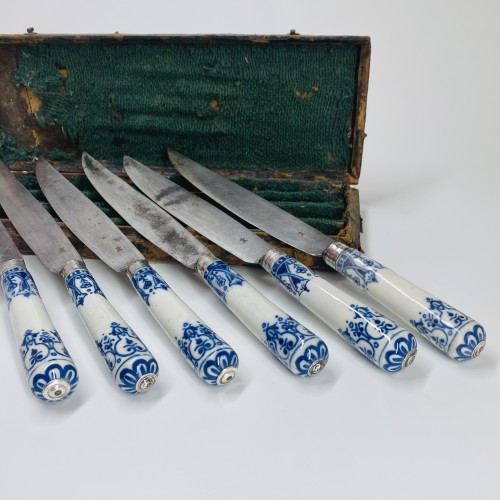 Coffret de six grands couteaux en porcelaine de Saint-Cloud - XVIIIe siècle - Bils Céramiques