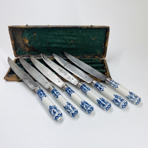 XVIIIe siècle - Coffret de six grands couteaux en porcelaine de Saint-Cloud - XVIIIe siècle