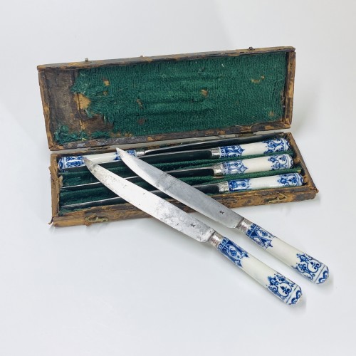 Coffret de six grands couteaux en porcelaine de Saint-Cloud - XVIIIe siècle - Régence