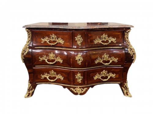 French commode tombeau  in kingwood veneer, 1st half of the 18th century