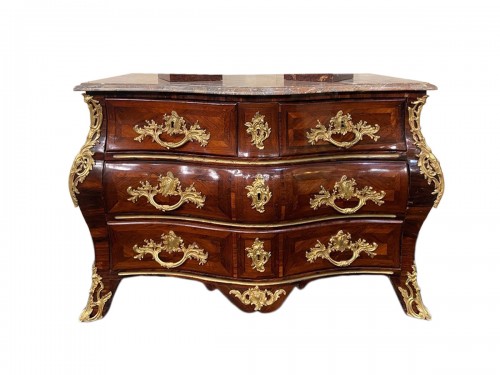 Commode tombeau en placage de bois de violette, 1ere moitié du XVIIIe siècle