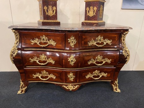 Commode tombeau en placage de bois de violette, 1ere moitié du XVIIIe siècle - Mobilier Style 