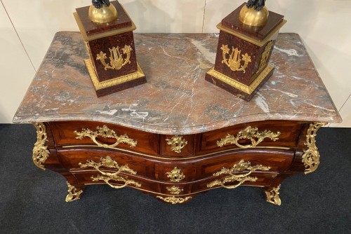Furniture  - French commode tombeau  in kingwood veneer, 1st half of the 18th century