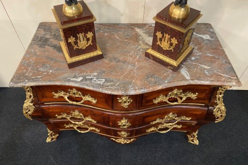 Mobilier Commode - Commode tombeau en placage de bois de violette, 1ere moitié du XVIIIe siècle