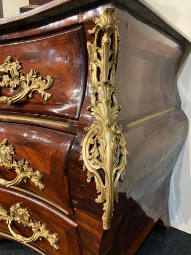 Commode tombeau en placage de bois de violette, 1ere moitié du XVIIIe siècle - Blue Antique - Enzo Gironi 