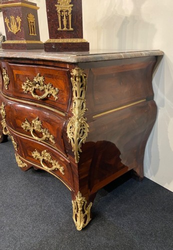XVIIIe siècle - Commode tombeau en placage de bois de violette, 1ere moitié du XVIIIe siècle