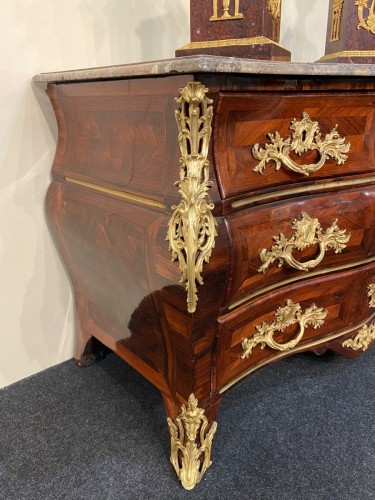Commode tombeau en placage de bois de violette, 1ere moitié du XVIIIe siècle - 