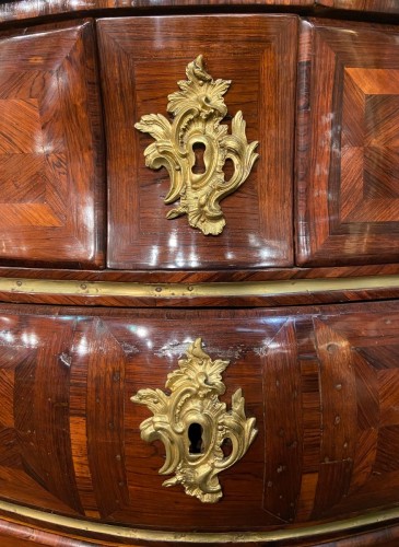  - Commode tombeau en placage de bois de violette, 1ere moitié du XVIIIe siècle