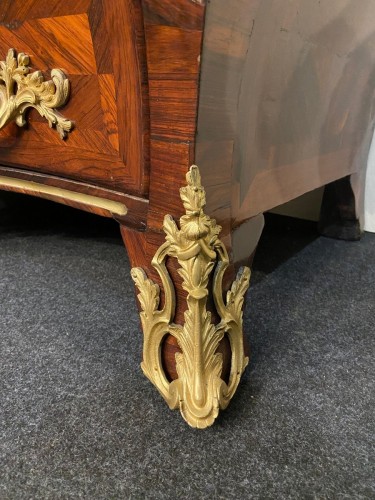 Antiquités - Commode tombeau en placage de bois de violette, 1ere moitié du XVIIIe siècle