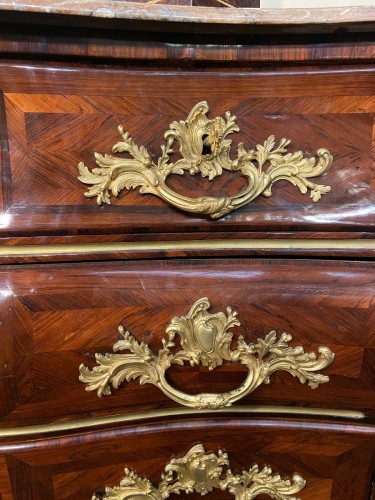 Antiquités - French commode tombeau  in kingwood veneer, 1st half of the 18th century