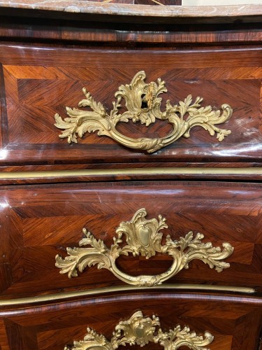 Antiquités - Commode tombeau en placage de bois de violette, 1ere moitié du XVIIIe siècle