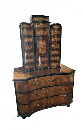 Grand cabinet deux corps en bois de placage, Allemagne XVIIIe siècle