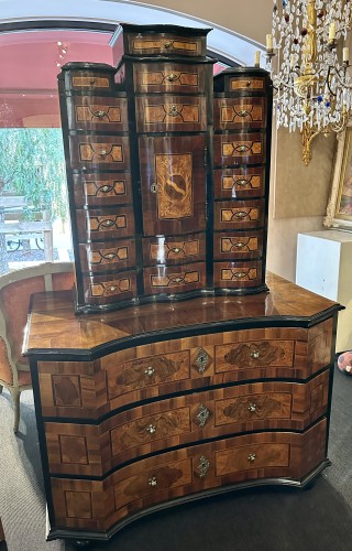 Grand cabinet deux corps en bois de placage, Allemagne XVIIIe siècle - Mobilier Style 