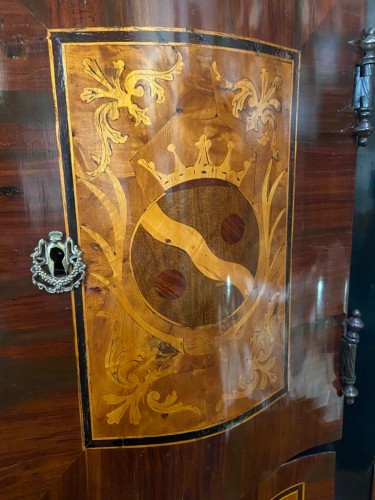 Grand cabinet deux corps en bois de placage, Allemagne XVIIIe siècle - 