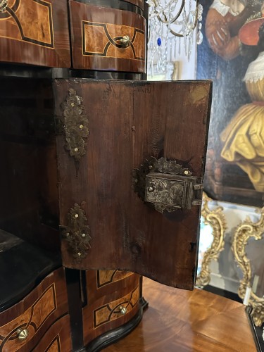  - Grand cabinet deux corps en bois de placage, Allemagne XVIIIe siècle