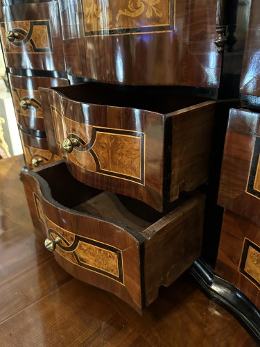 Antiquités - Grand cabinet deux corps en bois de placage, Allemagne XVIIIe siècle