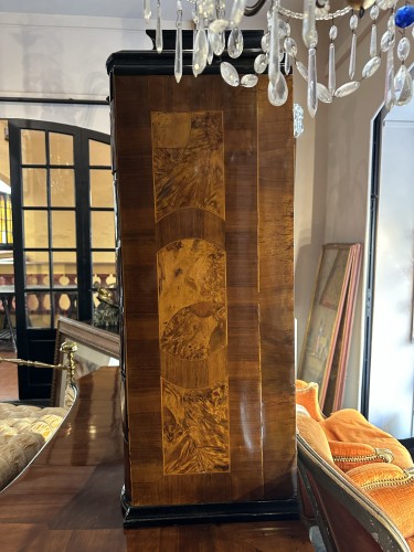 Antiquités - Grand cabinet deux corps en bois de placage, Allemagne XVIIIe siècle