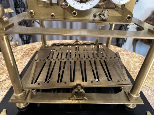 Pendule rolling ball en laiton doré, Angleterre 20e siècle - 