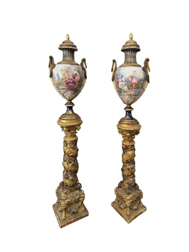 Paire de vases vases en porcelaine sur colonnes en bois doré fin XIXe