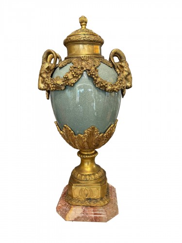 Grand vase couvert en céladon et bronze doré, base en marbre, XIXe siècle