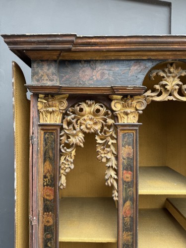 Cabinet ou meuble de présentation du XVIIIe siècle en bois laqué et bois naturel  - 