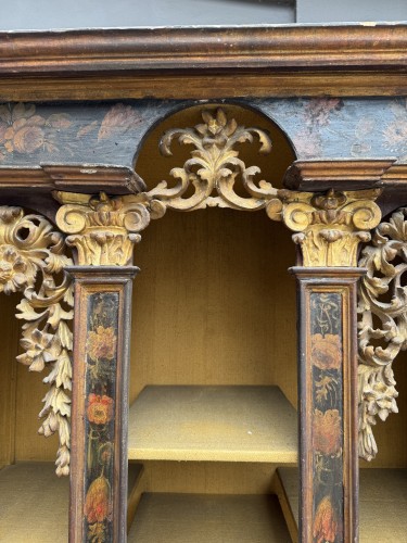  - Cabinet ou meuble de présentation du XVIIIe siècle en bois laqué et bois naturel 
