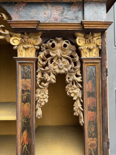 Antiquités - Cabinet ou meuble de présentation du XVIIIe siècle en bois laqué et bois naturel 
