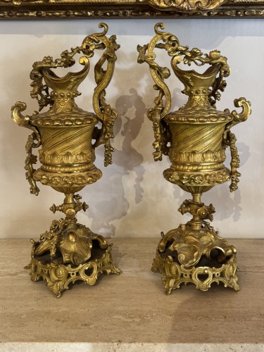 XIXe siècle - Paire d'aiguières en bronze ciselé et doré, fin XIXe siècle
