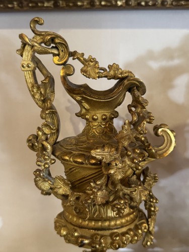 Napoléon III - Paire d'aiguières en bronze ciselé et doré, fin XIXe siècle