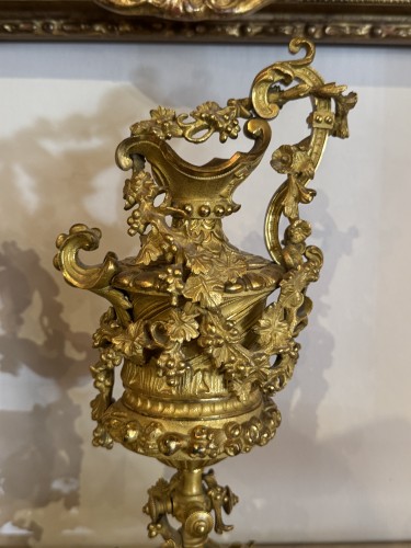 Antiquités - Paire d'aiguières en bronze ciselé et doré, fin XIXe siècle